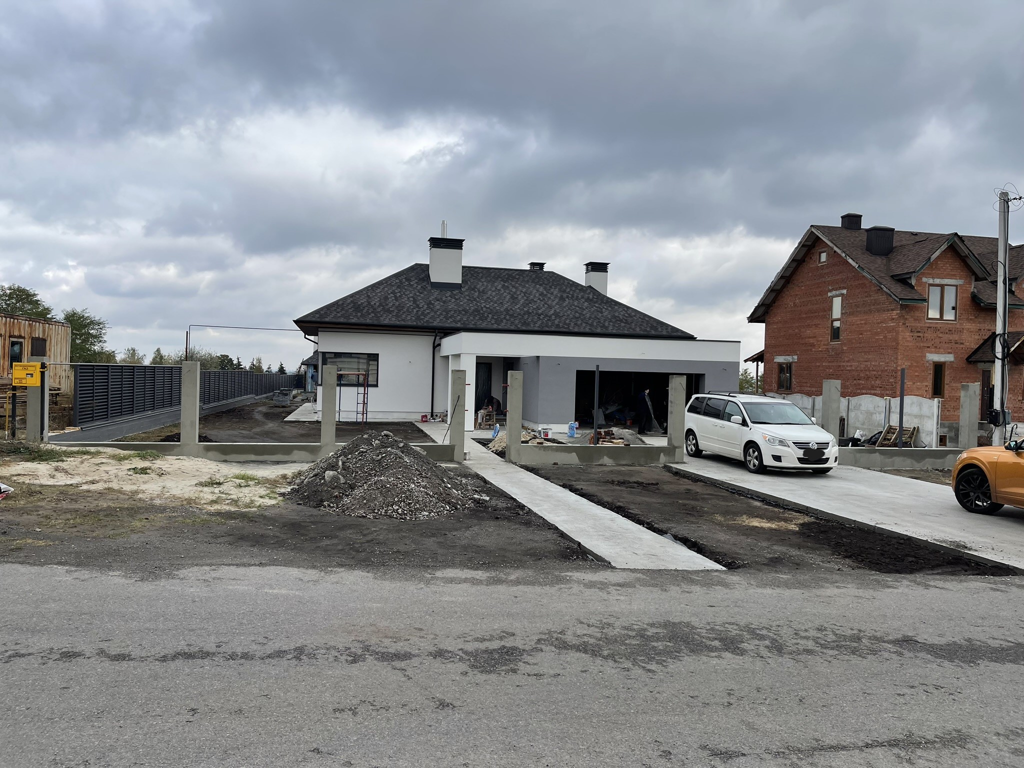 Монтаж стовпів огорожі на об'єкті