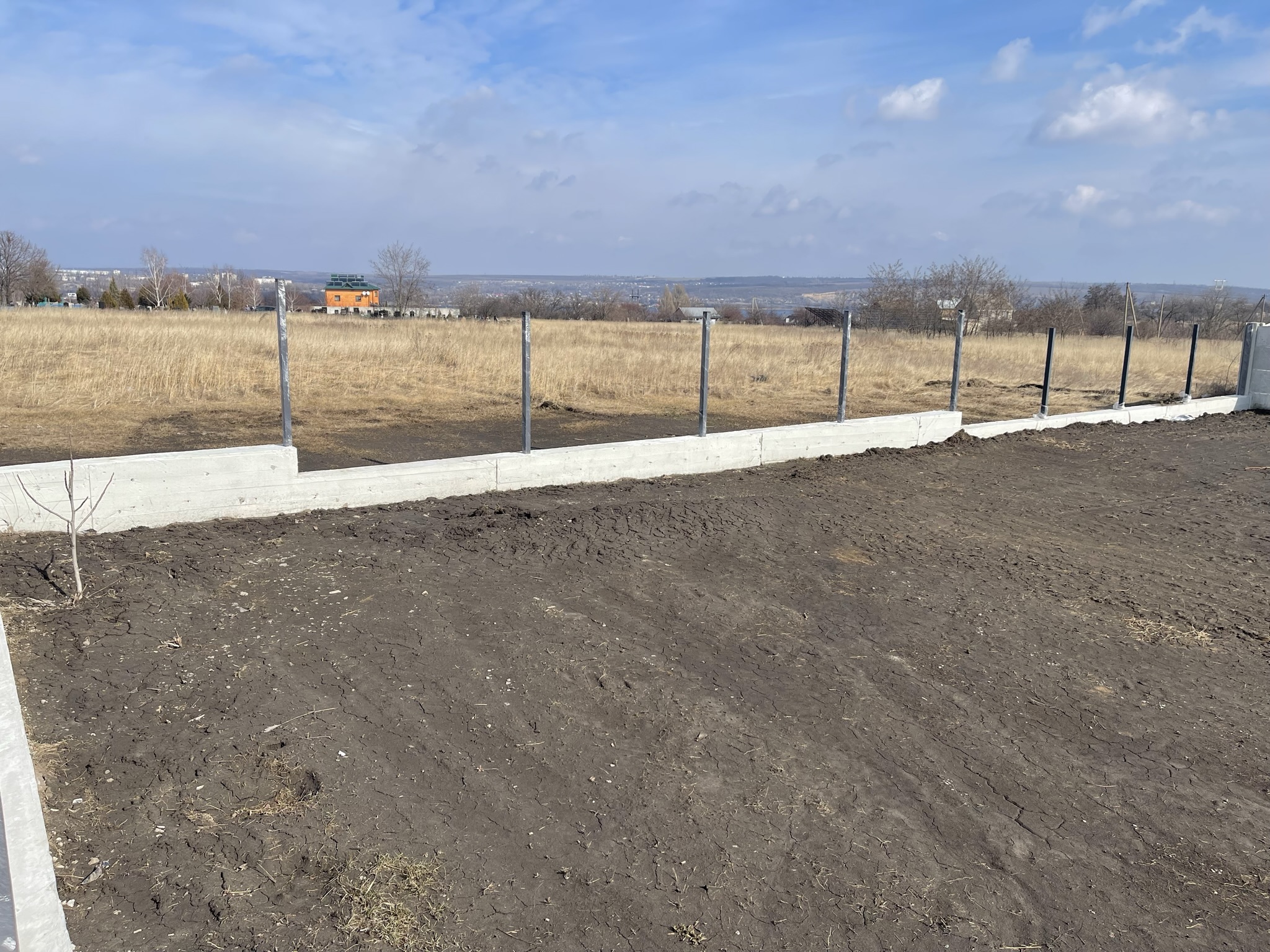 Бетонний цоколь та стовпи огорожі у Сажівці